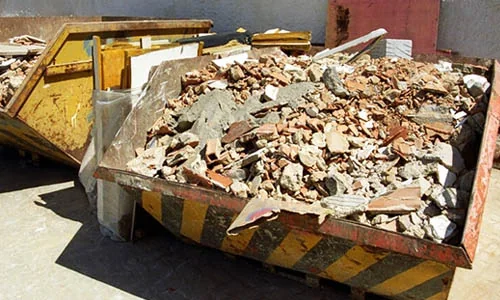 Caçamba com entulho de obra para retirada